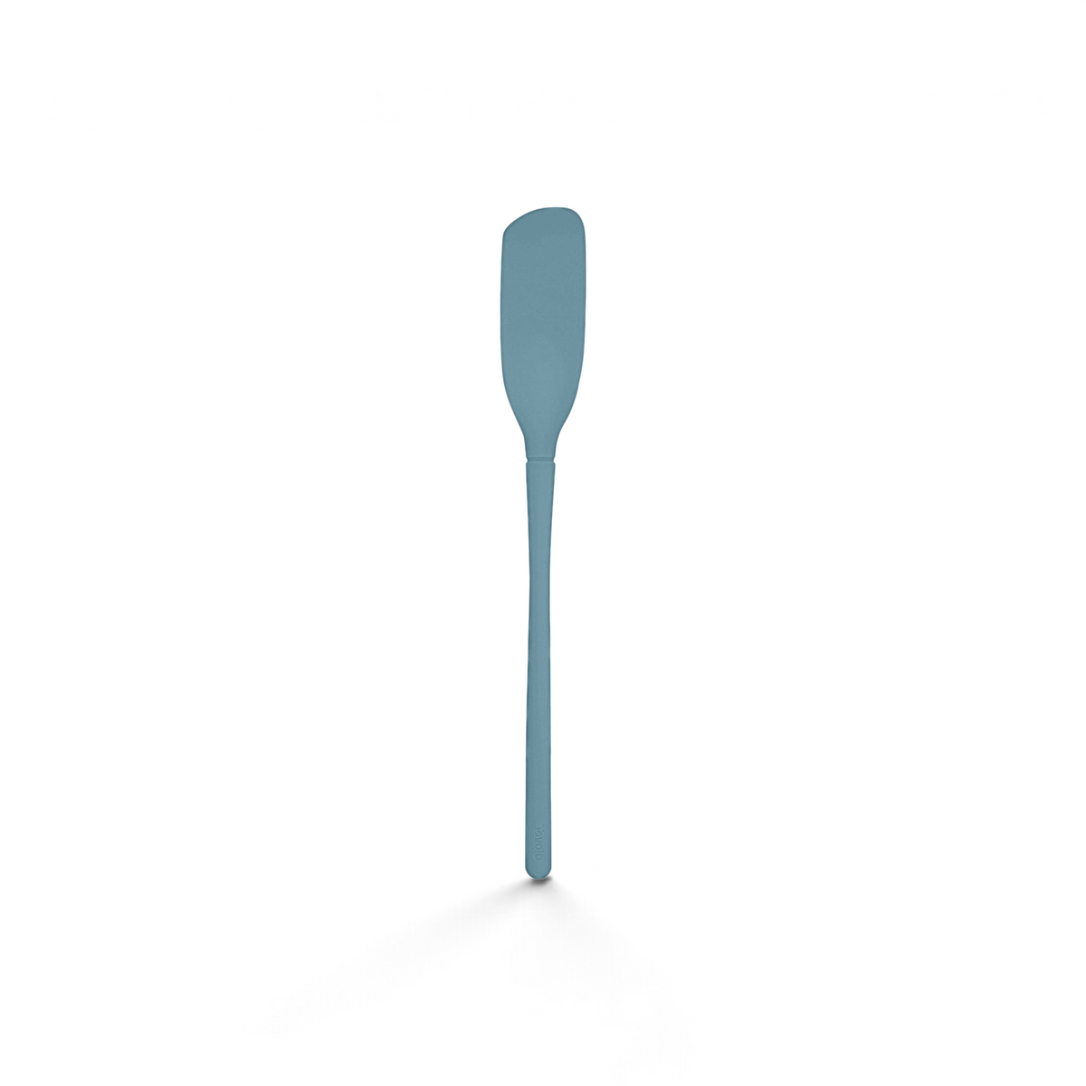 The Flex-Core Blender Spatula features a long handle and narrow, flexible silicone blade, making it perfect for mixing and scraping ingredients from deep containers, ensuring you reach every last bit with ease.